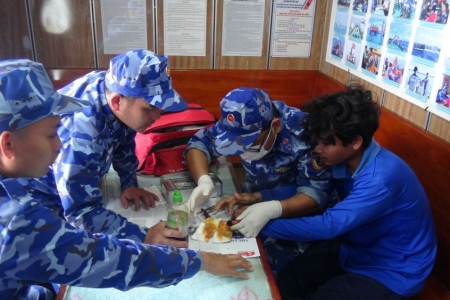 Bộ Tư lệnh Vùng Cảnh sát biển 4 kịp thời hỗ trợ ngư dân gặp nạn trên biển