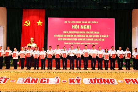 Vùng Cảnh sát biển 3 công bố, trao quyết định nâng lương, thăng quân hàm cho quân nhân chuyên nghiệp