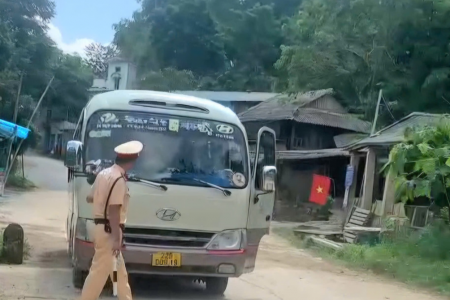 Công an Thanh Hóa xử phạt xe ô tô khách chở học sinh vi phạm trật tự, an toàn giao thông