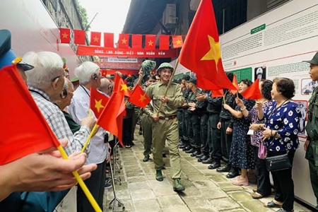 “Vang mãi khúc khải hoàn”: Triển lãm tái hiện dấu ấn hào hùng của Hà Nội
