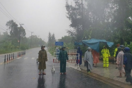 Đà Nẵng: Phát đi thông báo khẩn về việc tạm dừng tham quan bán đảo Sơn Trà do bão Bualoi