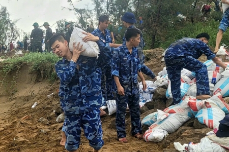 Cán bộ, chiến sĩ Vùng Cảnh sát biển 1 sát cánh cùng Nhân dân ứng phó bão số 10
