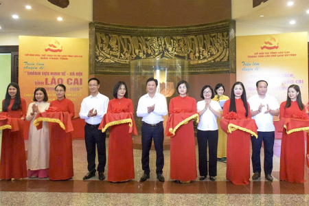 Lào Cai khai mạc Triển lãm chuyên đề về thành tựu kinh tế - xã hội và dấu ấn chia tách, sáp nhập tỉnh