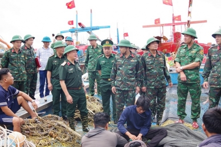 Phó tư lệnh Quân khu 4 kiểm tra công tác ứng phó bão số 10 tại tỉnh Thanh Hóa