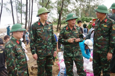 Phó Tư lệnh Quân khu 4 kiểm tra công tác ứng phó bão số 10 tại Hà Tĩnh
