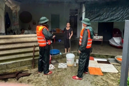 Bão số 10 áp sát, Quảng Trị cho học sinh nghỉ học, Huế kêu gọi hạn chế ra đường