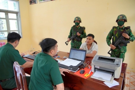 Lực lượng Biên phòng An Giang bắt giữ đối tượng vận chuyển gần 200 gram ma túy đá