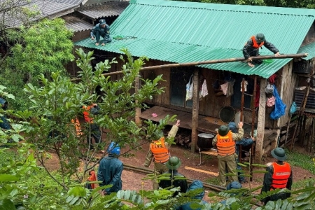 Công an tỉnh Quảng Trị tăng cường lực lượng bảo vệ an toàn cho người dân trước bão số 10