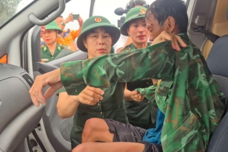 Quảng Trị: Cứu thành công 8 ngư dân, nỗ lực tìm kiếm 3 thuyền viên mất tích