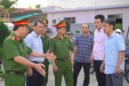 Xã Hậu Lộc ra quân giải tỏa, xử lý vi phạm hành lang an toàn giao thông