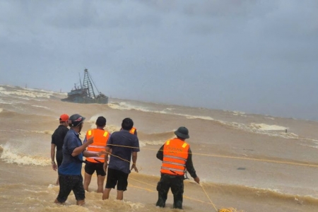 Khẩn trương ứng cứu 2 tàu cá TP.HCM gặp nạn khi vào tránh bão ở Quảng Trị