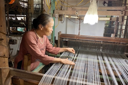 Nghệ nhân ưu tú Phan Thị Thuận: Người se tơ từ sen, dệt nên hồn Việt