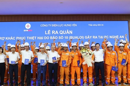 Công ty Điện lực Hưng Yên hỗ trợ nhân lực khắc phục sự cố lưới điện do bão số 10