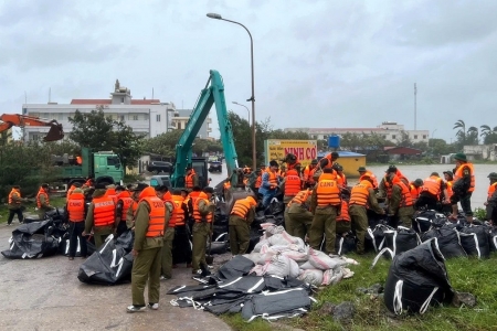 Ninh Bình khẩn cấp ứng phó sự cố sạt, sập mái kè biển Hải Thịnh 3 do bão số 10