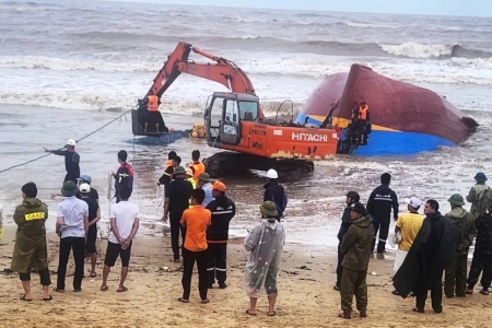 Quảng Trị: Trục vớt tàu gặp nạn, tìm kiếm 9 thuyền viên mất tích