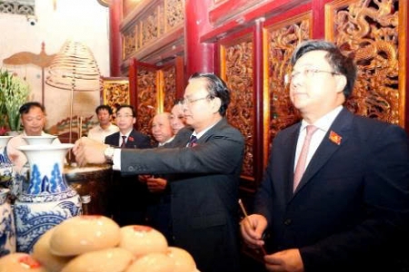 Đại biểu Đại hội Đảng bộ tỉnh Phú Thọ dâng hương tưởng niệm, báo công các Vua Hùng