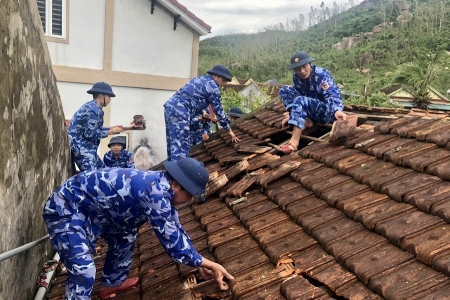 Bộ Tư lệnh Vùng Cảnh sát biển 1 tích cực giúp dân khắc phục hậu quả bão số 10