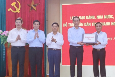 Thường trực Ban Bí thư Trần Cẩm Tú thăm hỏi, động viên Nhân dân tỉnh Thanh Hóa khắc phục hậu quả bão lũ