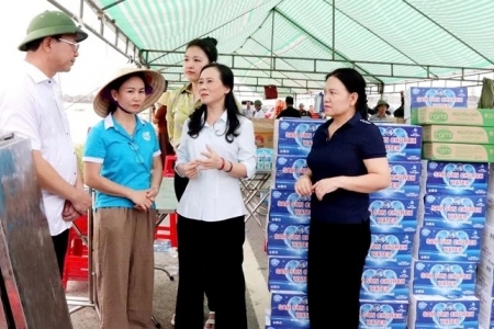 Hiệp hội Doanh nhân nữ tỉnh Thanh Hóa trao nhu yếu phẩm cứu trợ cho bà con vùng lũ