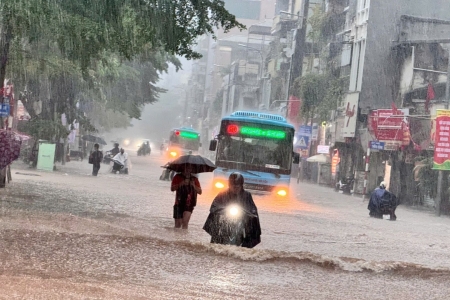 Hà Nội: Cảnh báo tình trạng mưa lớn kéo dài, kèm theo lốc, sét