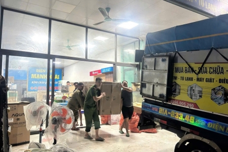 Lào Cai: Công an xã Tân Lĩnh trắng đêm hỗ trợ người dân phòng, chống lũ