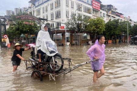 Hà Nội xuất hiện 65 điểm úng ngập trên nhiều tuyến phố, nhiều dịch vụ chở người, xe "nở rộ"