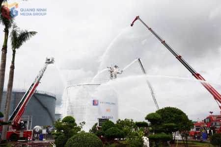 Diễn tập PCCC, CNCH và ứng phó sự cố tràn dầu tại Công ty TNHH MTV Petrolimex Quảng Ninh