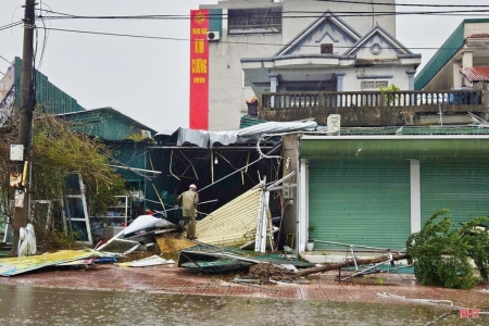 Khẩn trương chi trả bảo hiểm và hỗ trợ người dân sau bão số 10