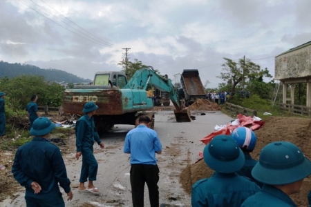Nghệ An huy động lực lượng khẩn cấp xử lý sự cố vỡ bờ sông Vinh