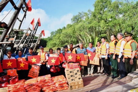 Ấm tình quân – dân từ chương trình “Cảnh sát biển đồng hành với ngư dân” tại Mỹ Long