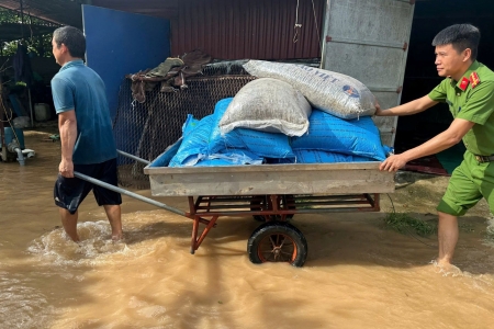 Công an Hải Phòng hỗ trợ người dân vùng ngập sâu di dời tài sản