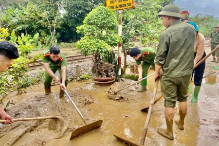 Lào Cai: Công an phường Văn Phú xung kích khắc phục hậu quả sau bão lũ