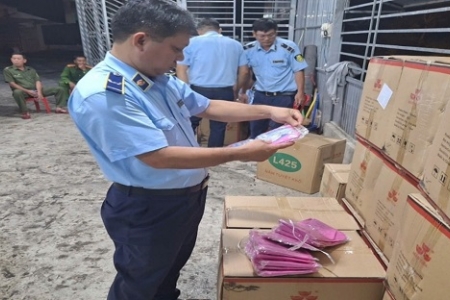 An Giang: Phát hiện xe tải vận chuyển hàng lậu, hàng giả mạo nhãn hiệu GUCCI, NIKE