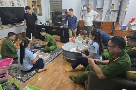 Phát hiện số lượng lớn điện thoại iPhone và thiết bị điện nhập lậu