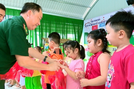 Đồn Biên phòng Cửa khẩu Quốc tế Bình Hiệp tổ chức chương trình “Biên cương - Đêm hội trăng rằm”