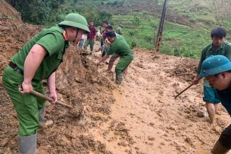 Thủ tướng yêu cầu phải thần tốc hơn nữa, huy động tối đa lực lượng khắc phục nhanh nhất hậu quả bão, mưa lũ