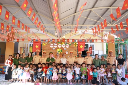 Quảng Trị: Mang Tết Trung thu ấm áp đến với các em nhỏ tại xã Đakrông