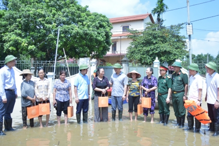 Chủ tịch UBND tỉnh Bắc Ninh kiểm tra, tặng quà sẻ chia cùng người dân vùng lũ