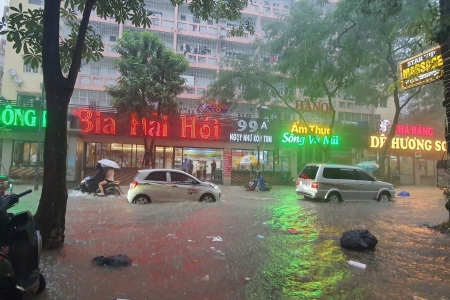 Hà Nội yêu cầu tổng lực khắc phục tình trạng ngập úng sau mưa lớn