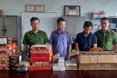 Công an Nghệ An bắt giữ tài xế container vận chuyển pháo nổ và ma túy