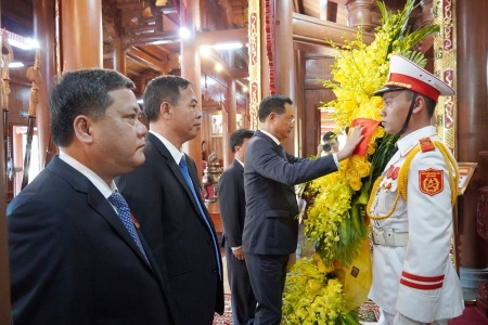 Đoàn đại biểu dự Đại hội đại biểu Đảng bộ tỉnh Quảng Trị dâng hương, hoa tại Đền thờ Bác Hồ và các Anh hùng liệt sĩ