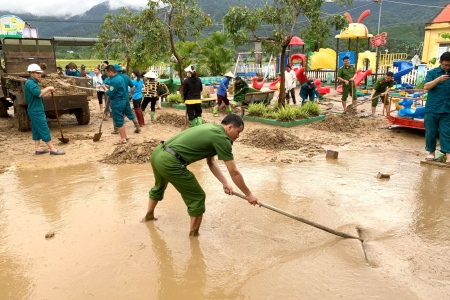 Công an Thanh Hoá hỗ trợ Nhân dân khắc phục hậu quả mưa bão
