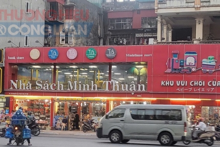 Nhà sách Minh Thuận bày bán nhiều hàng hóa nước ngoài không tem nhãn phụ tiếng Việt