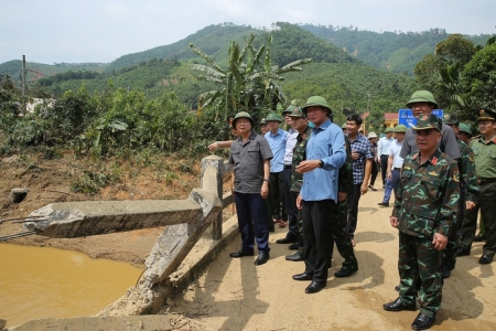 Phó Thủ tướng Trần Hồng Hà kiểm tra công tác khắc phục hậu quả bão số 10, chuẩn bị ứng phó với bão số 11 tại tỉnh Lào Cai