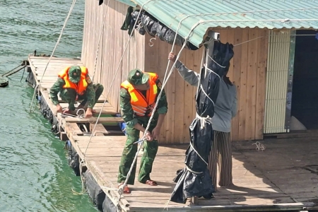 Đồn Biên phòng Đảo Trần gấp rút giúp dân chạy bão số 11