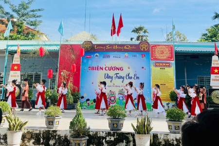 "Biên cương - Vầng trăng cho Em": Mang Tết Trung thu ấm áp đến với trẻ em vùng biên giới Tịnh Biên