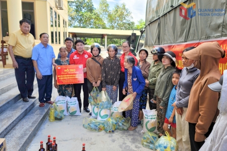 Quảng Ninh trao 16 tấn nhu yếu phẩm hỗ trợ người dân Nghệ An, Thanh Hóa bị thiệt hại do bão số 10