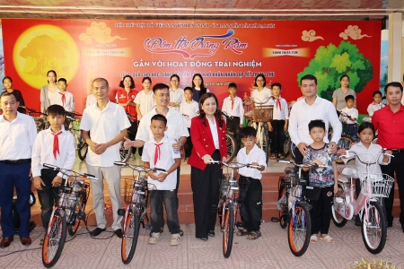 Bắc Ninh: Hội Chữ thập đỏ tỉnh tặng quà cho thiếu nhi khó khăn nhân dịp Trung thu 2025