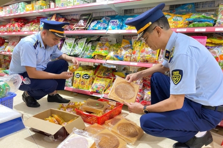 Lạng Sơn tăng cường kiểm soát thị trường, bảo đảm an toàn thực phẩm dịp Tết Trung thu