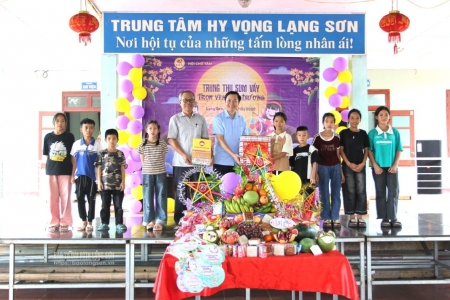 MTTQ tỉnh Lạng Sơn thăm, tặng quà Trung thu cho trẻ em có hoàn cảnh đặc biệt